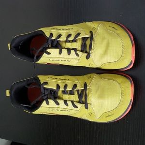 Altra Lone peak size 6.  Pre-owned Yellow & black.   good condition
